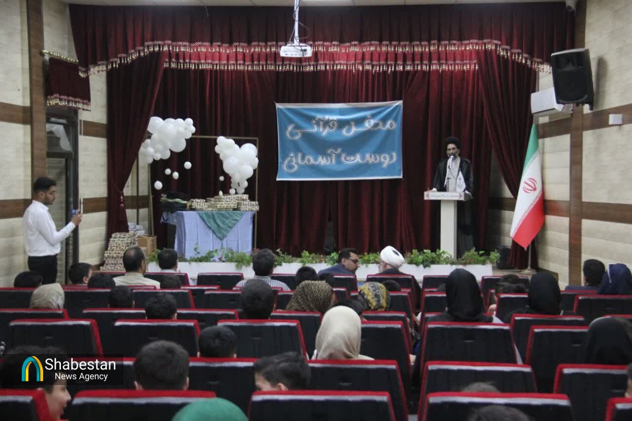 دست در دست قرآن؛ نونهالان کاشانی در اختتامیه «دوست آسمانی»