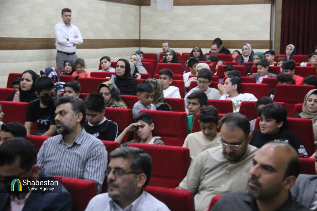 دست در دست قرآن؛ نونهالان کاشانی در اختتامیه «دوست آسمانی»