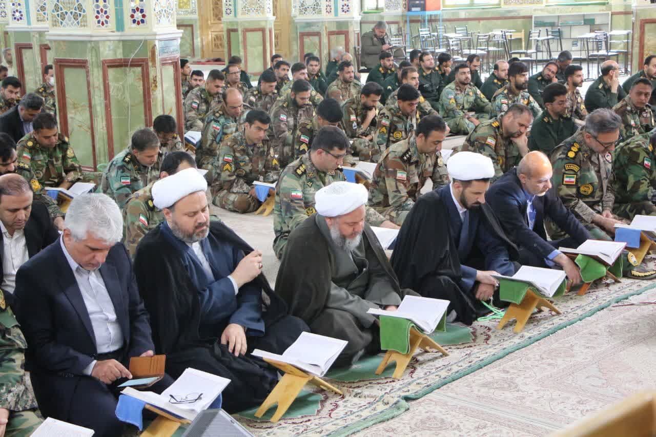 صیاد دل‌ها با نوای قرآن یاد شد؛ محفل قرآنی نیروهای مسلح در آران و بیدگل
