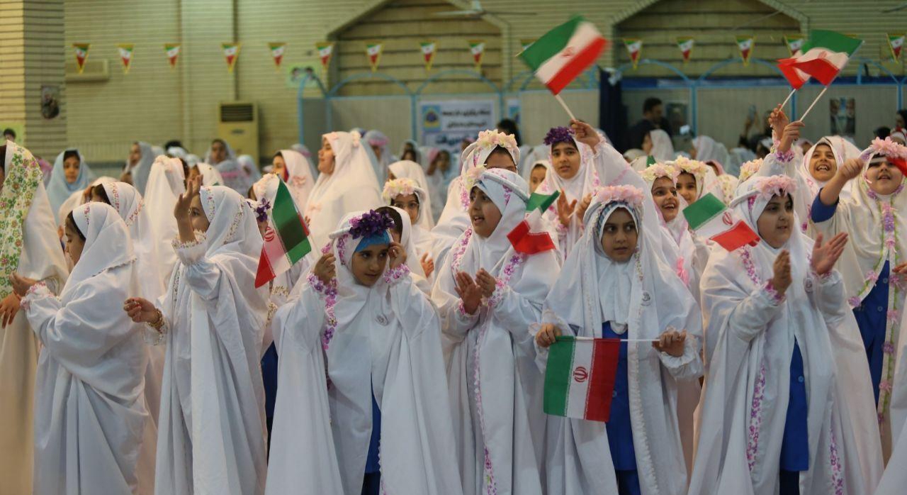 جشن تکلیف ۹۰۰ دختر دانش آموز در انزلی