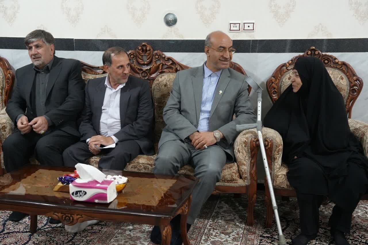 دیدار استاندار کرمانشاه از خانوادههای شهیدان والامقام نوری و حیدریان