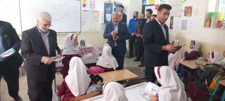 کتاب‌های آموزشی اقامه نماز در اختیار دانش آموزان قرار گرفت