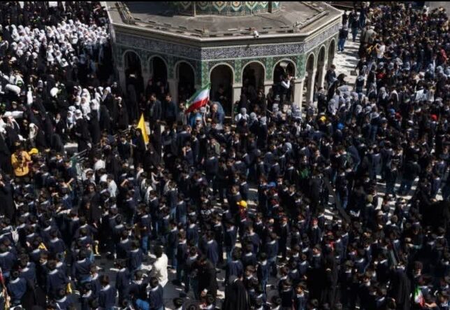 اجتماع ۳ هزار نفری دانش آموزان مشهدی در حرم رضوی