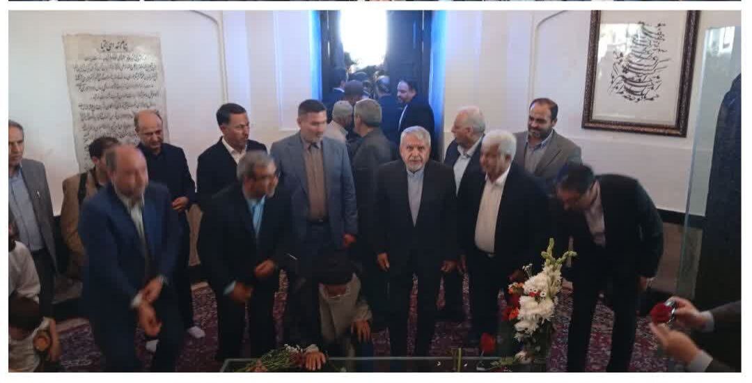 آرامگاه عطار نیشابوری گلباران شد