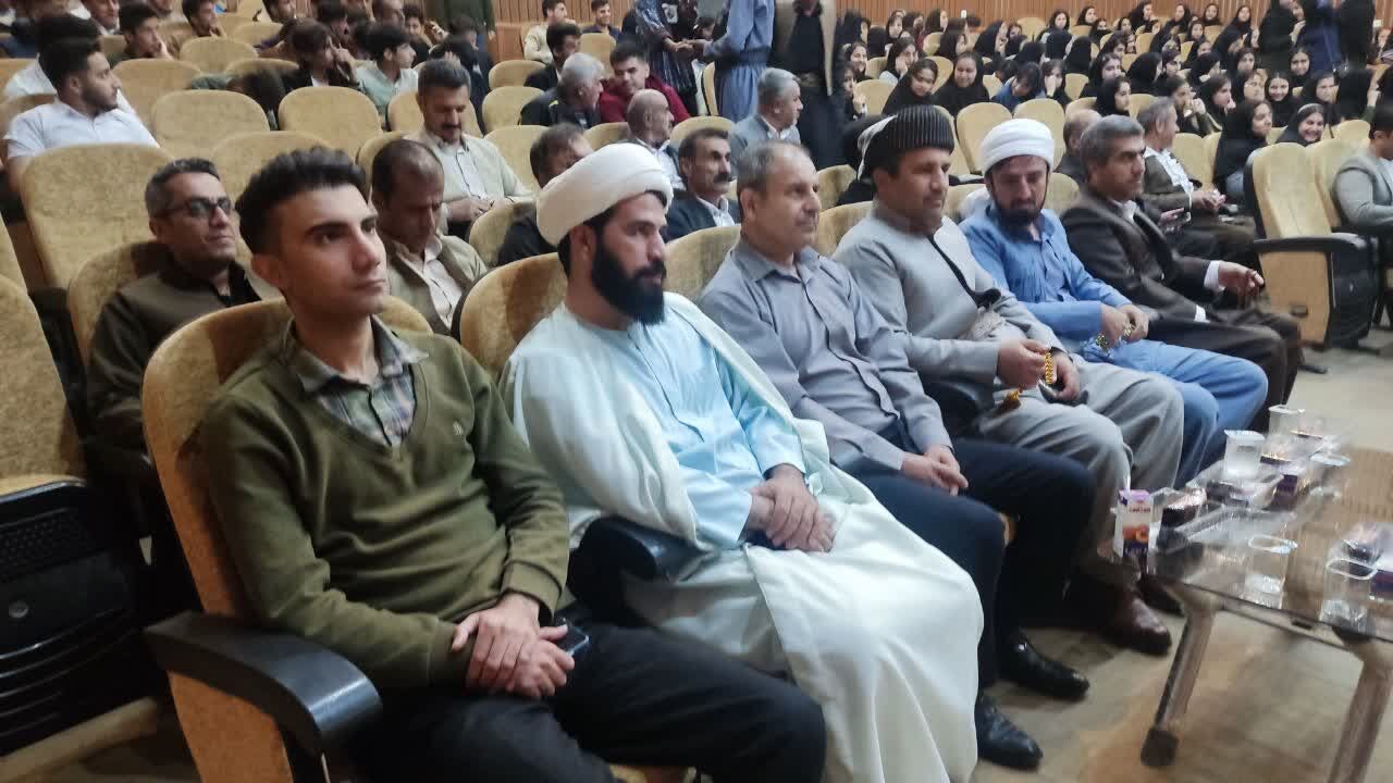 تجلیل از درخشش علمی دانشآموزان سروآباد در کنکور سراسری