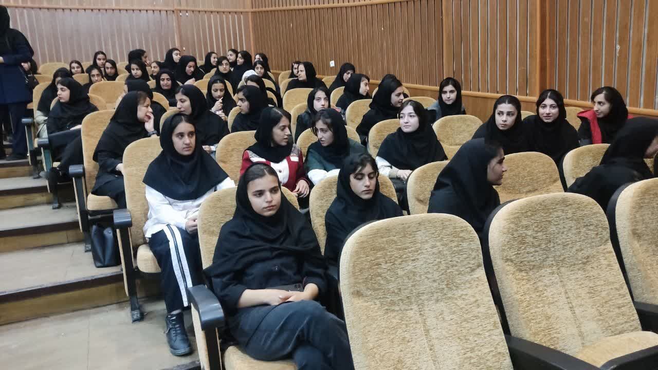 تجلیل از درخشش علمی دانش‌آموزان سروآباد در کنکور سراسری