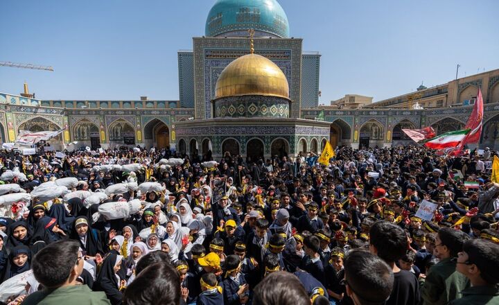 اجتماع ۳ هزارنفری دانش‌آموزان برای همدردی با کودکان غزه در حرم مطهر رضوی