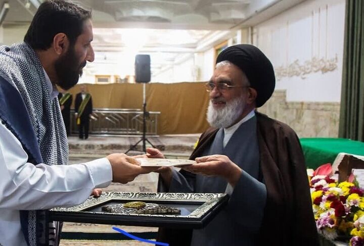 اهدای نشان فاطمی به مدیر شبکه قرآن توسط آیت الله سعیدی