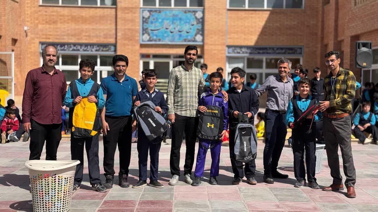 دانشآموزان، یاد شهدا را با «موج ورزش ردیف مدرسه» گرامی داشتند