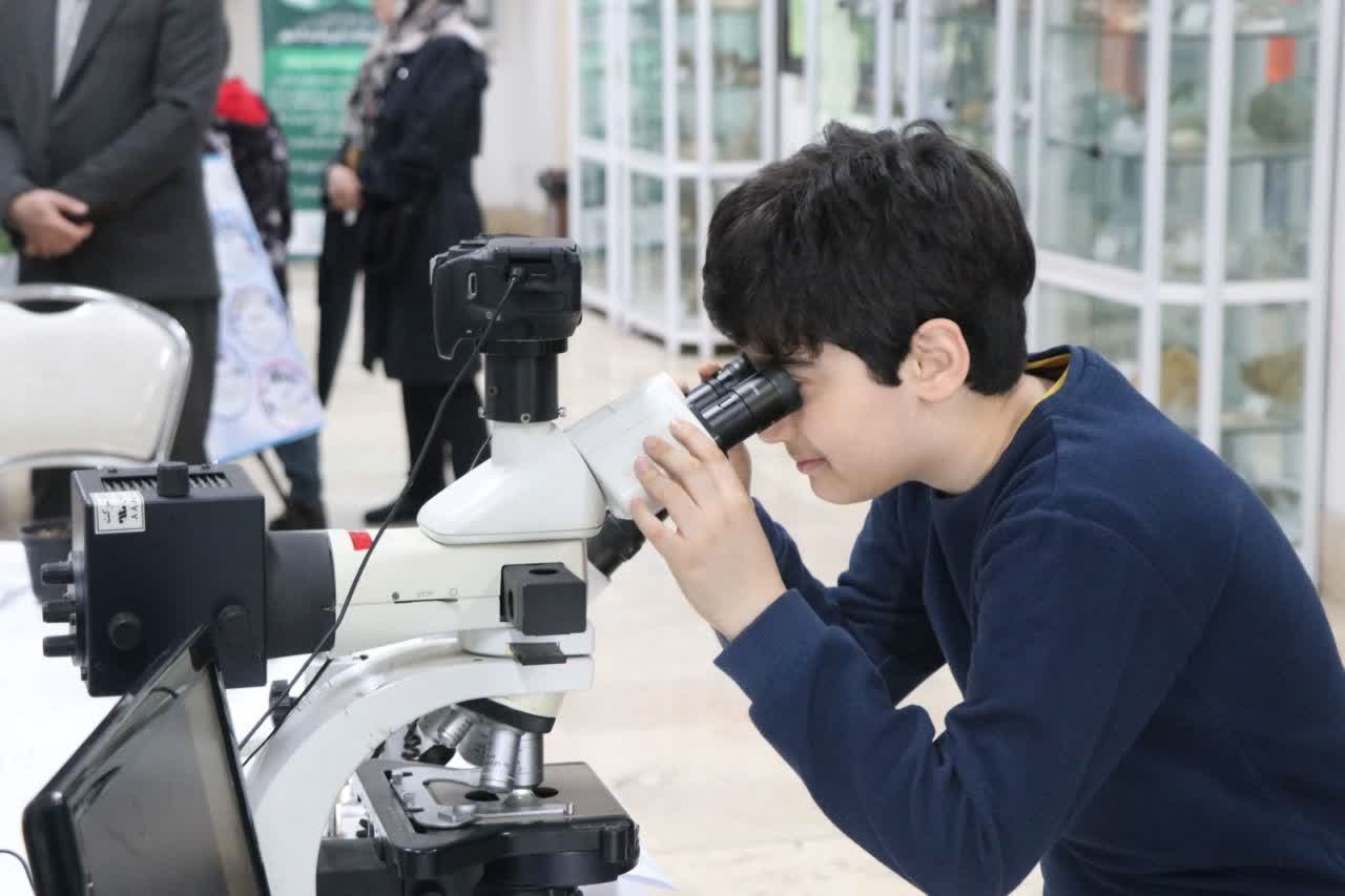 برپایی نمایشگاه شب علم در دانشگاه گیلان