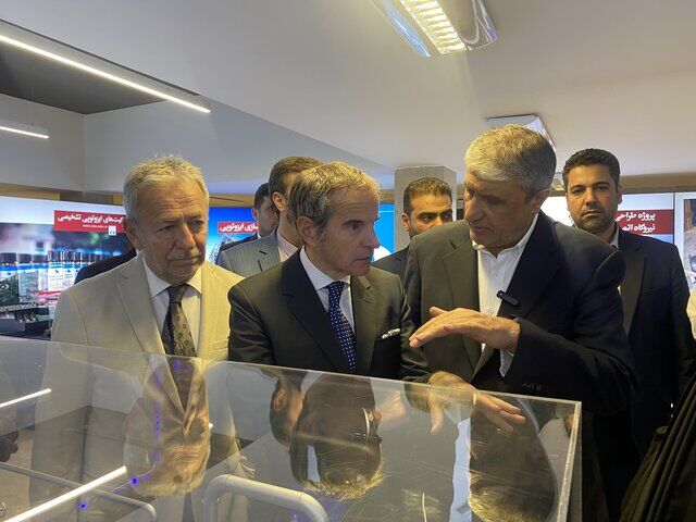 بازدید گروسی از نمایشگاه دستاوردهای صنعت هسته‌ای ایران