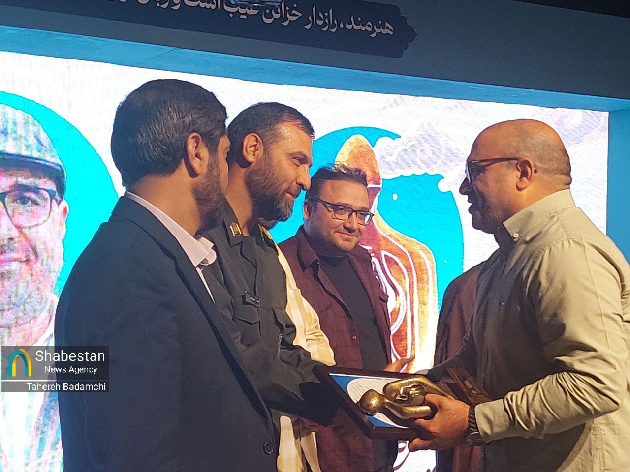 هنری که میسازد، میآموزد و به چالش میکشد؛ چرا محمدعلی اسدی چهره سال هنر انقلاب کرمان شد؟