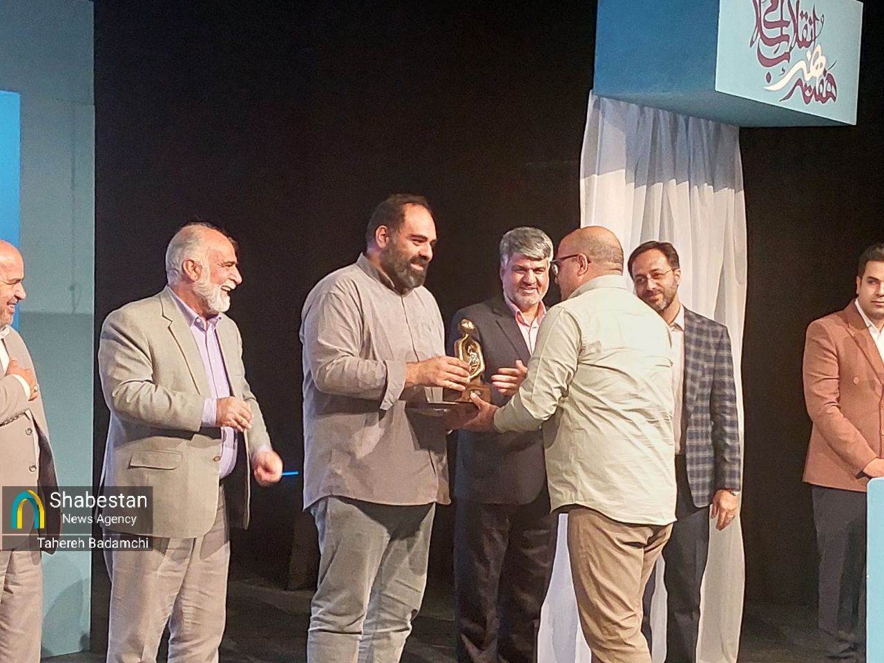 هنری که میسازد، میآموزد و به چالش میکشد؛ چرا محمدعلی اسدی چهره سال هنر انقلاب کرمان شد؟