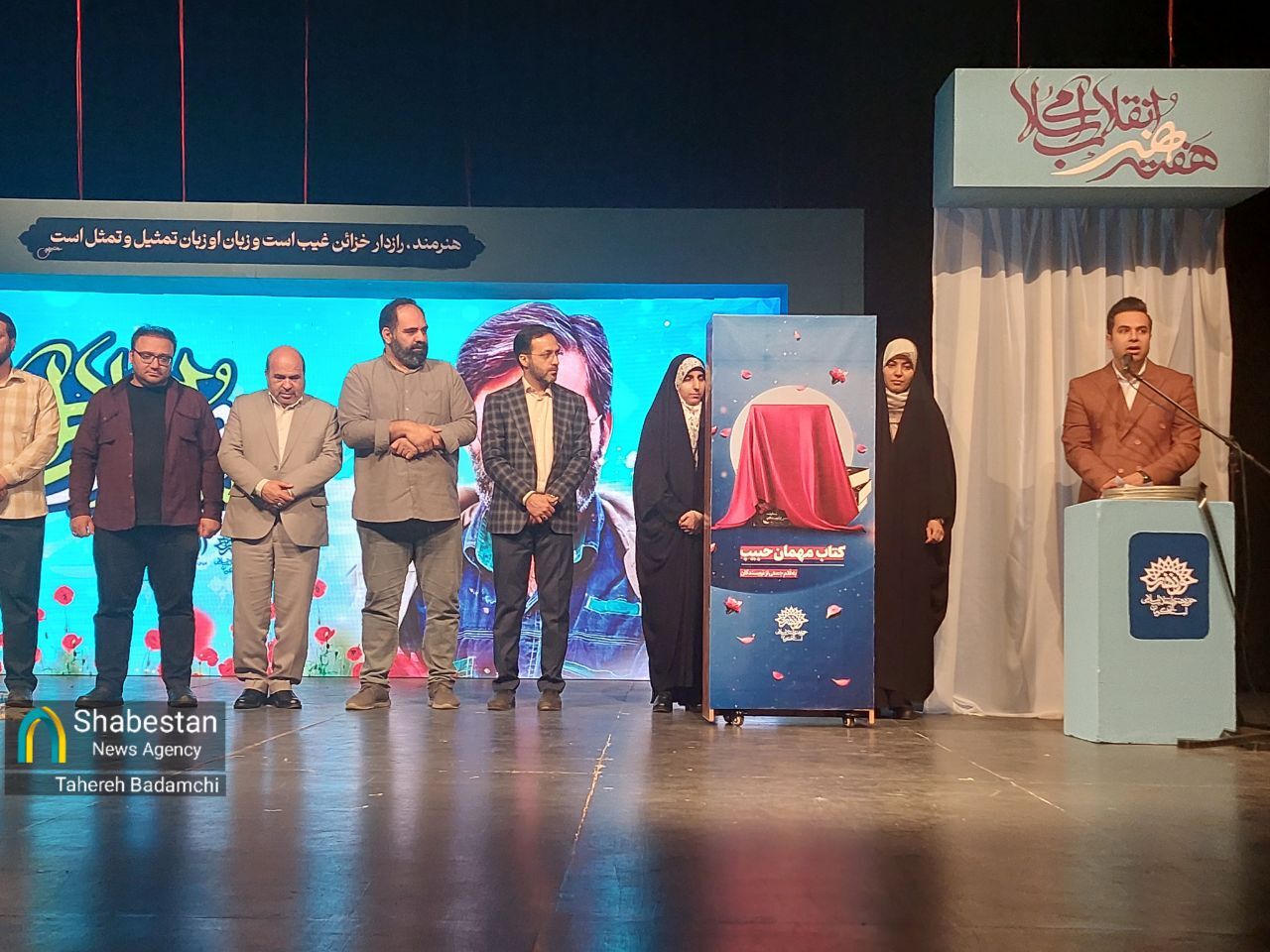 شب بیادماندنی هنر انقلاب در کرمان با پیراهن ریحانه و مهمانِ حبیب