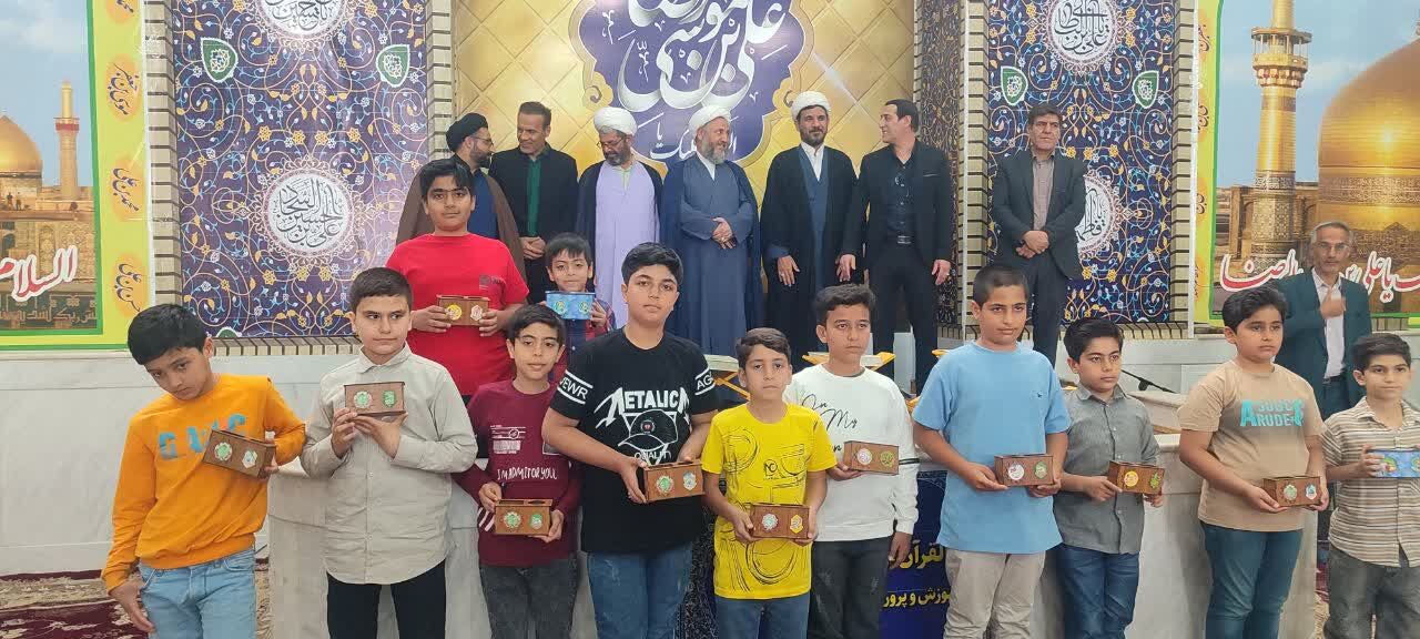 دانش‌آموزان حافظ جزء سی ام قرآن در حسینیه رضویه آران و بیدگل تجلیل شدند