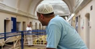 گاردین: زندانیان مسلمان بیش از سایرین در زندان‌های بریتانیا مورد آزار و اذیت قرار می گیرند