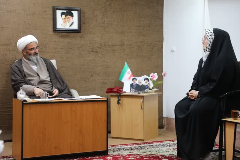 دیدار یکی از بانوان مبارز فلسطینی با نماینده ولی‌فقیه در استان سمنان