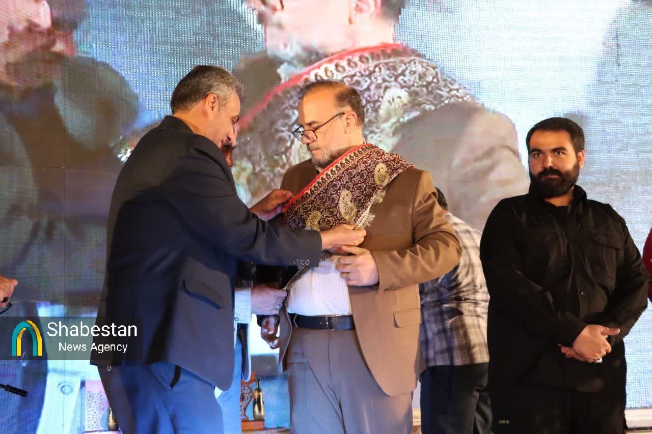 همایش «ورزش پهلوانی و زورخانهای» برگزار و «شال پهلوانی» به شهردار کرمان اهدا شد