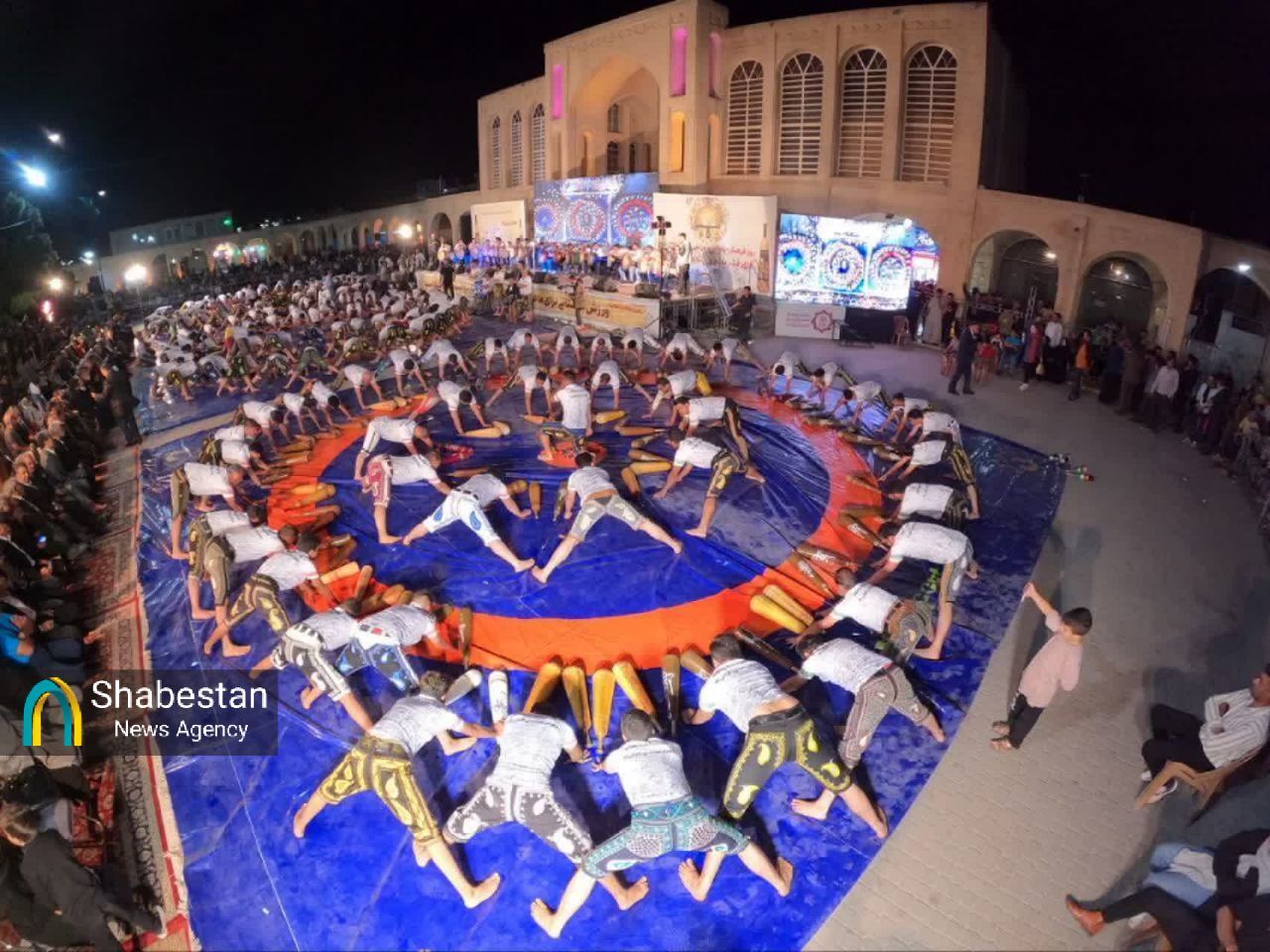 همایش «ورزش پهلوانی و زورخانهای» برگزار و «شال پهلوانی» به شهردار کرمان اهدا شد