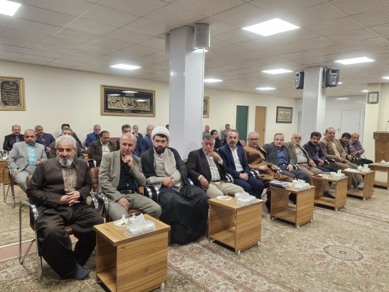 خانواده شهدا چشم و چراغ ملت هستند