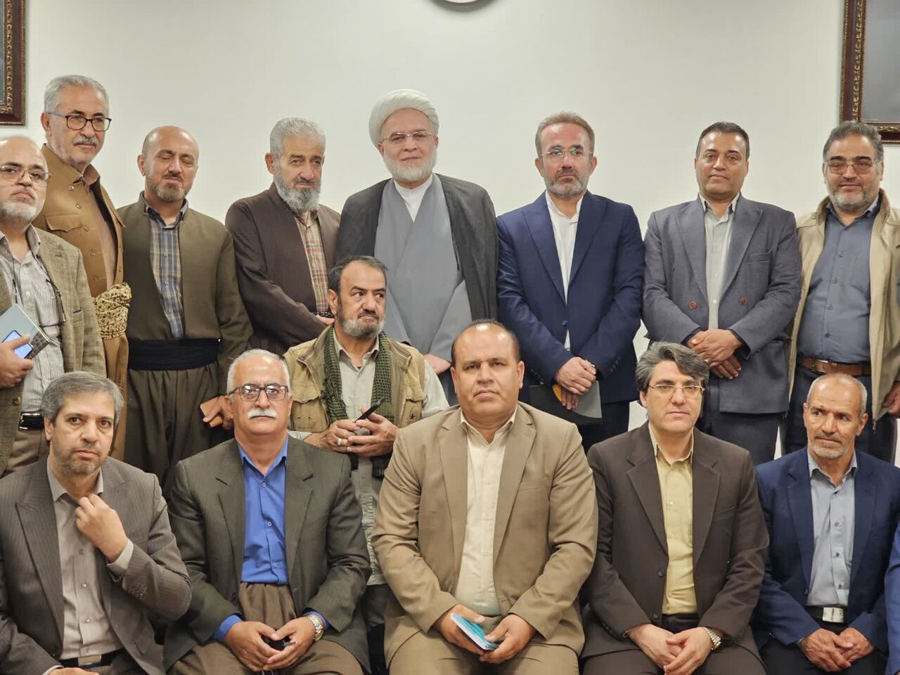 خانواده شهدا چشم و چراغ ملت هستند