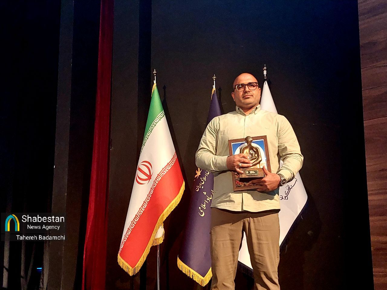 هنری که میسازد، میآموزد و به چالش میکشد؛ چرا محمدعلی اسدی چهره سال هنر انقلاب کرمان شد؟