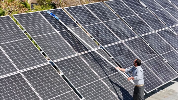 اجرای مانور نظافت پنل‌های خورشیدی در  ادارات استان مرکزی برای آمادگی پیک مصرف برق تابستان