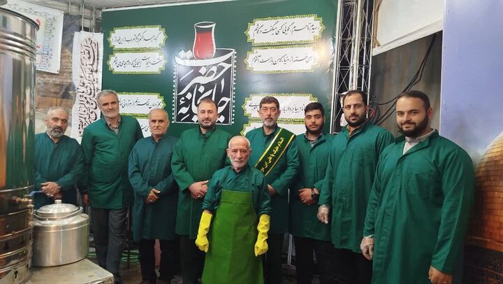 میزبانی پایوران سپاه آستانه از زائرین در چایخانه امام رضا(ع)