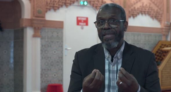 تهدید یک فعال مسلمان به اخراج: مقامات فرانسوی مسلمانان را تحقیر می کنند