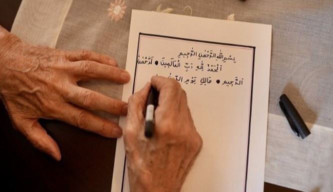 پیرمردی ترک که قرآن کریم را با خط خود مینویسد