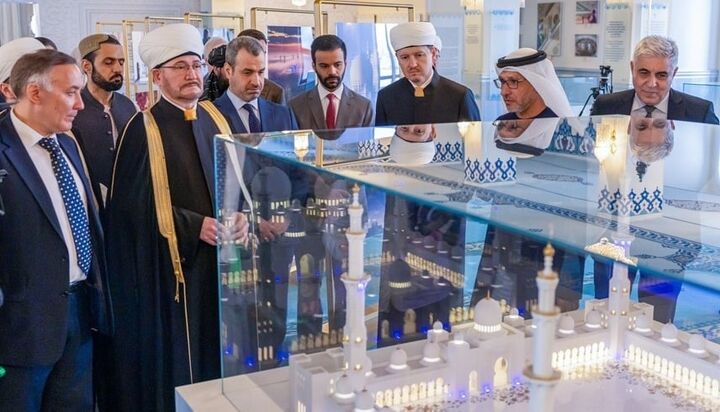 نمایش آثار هنری مسجد جامع «شیخ زاید» در مسکو