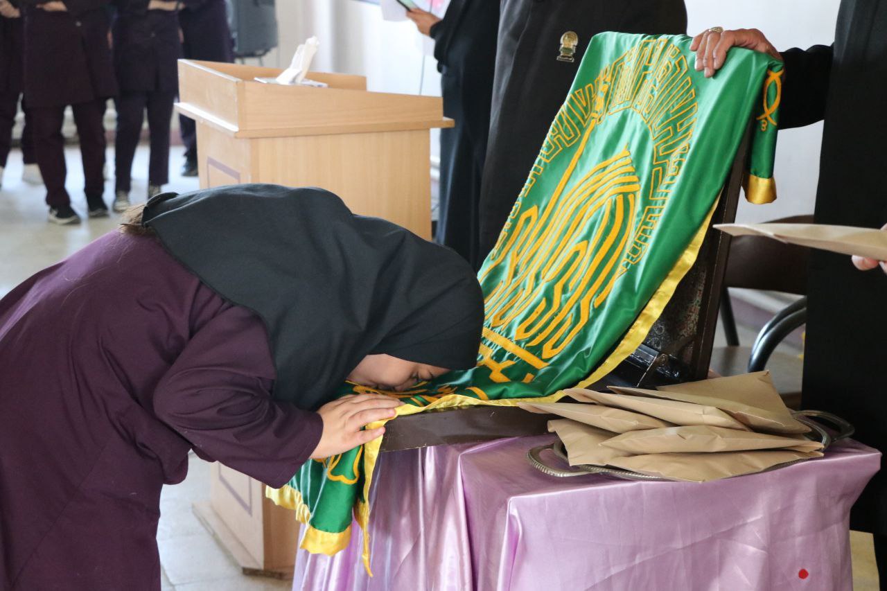 اهتزاز پرچم امام رضا به مناسبت آغاز دهه کرامت