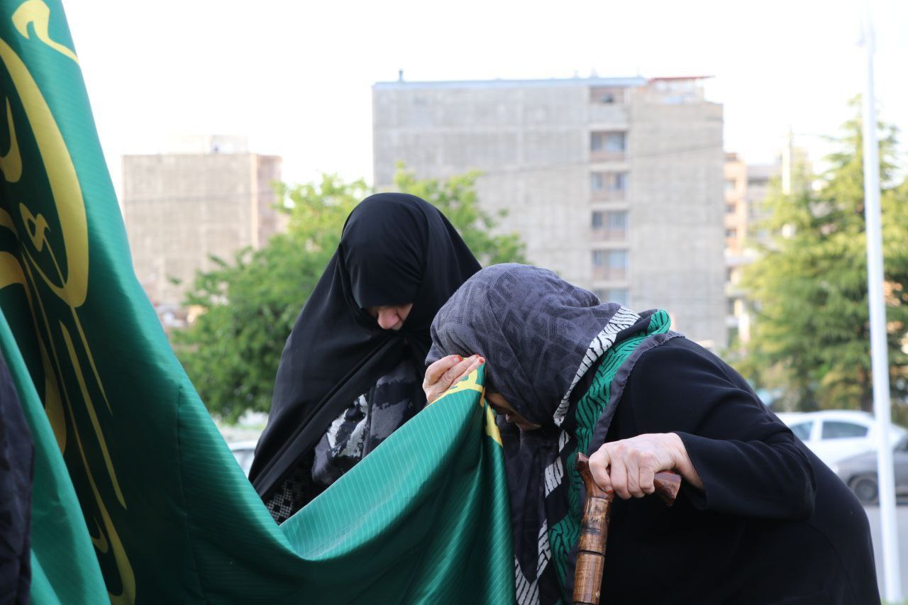 اهتزاز پرچم امام رضا به مناسبت آغاز دهه کرامت