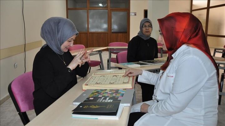 آموزش قرآن به زبان اشاره برای زنان کم شنوا در یک موسسه قرآنی در جنوب ترکیه