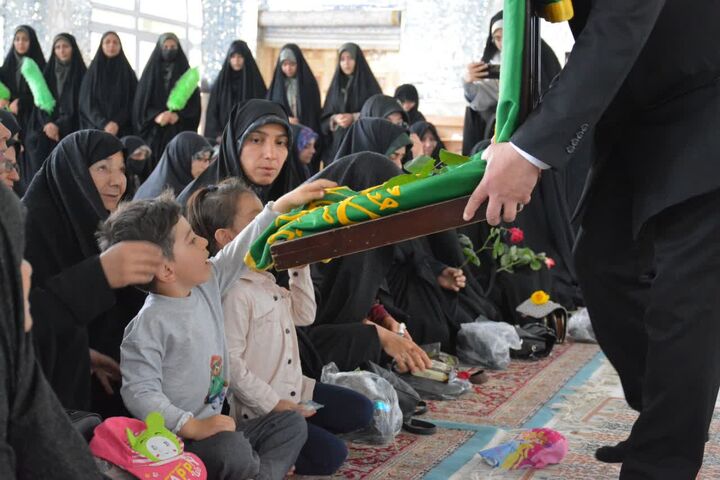 گام‌های نور در کویر؛ کاروان «زیر سایه خورشید» به نایین می‌آید