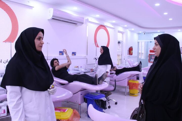 اهدای خون هنرمندان لرستانی به رگ‌های بندرعباس