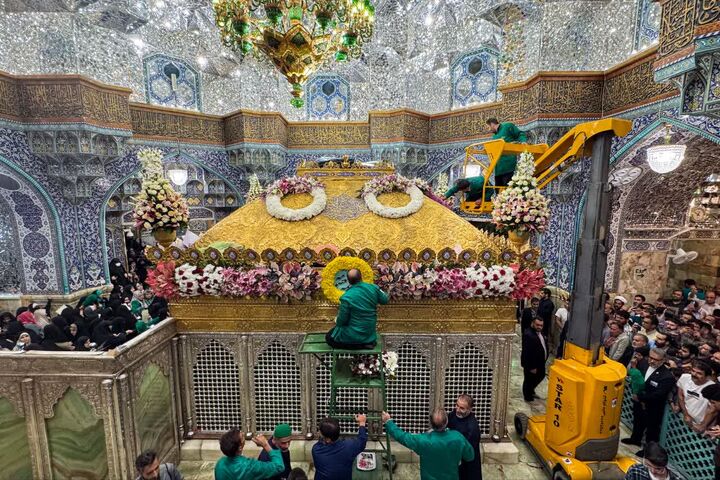 گل‌آرایی ضریح حرم حضرت معصومه سلام‌الله‌علیها توسط خدام حرم مطهر رضوی
