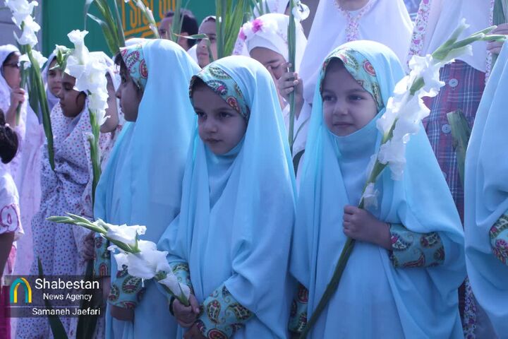 به نیابت از دختران میناب؛ دختران مسجدی مشهد حرم امام هشتم(ع) را گلباران می‌کنند