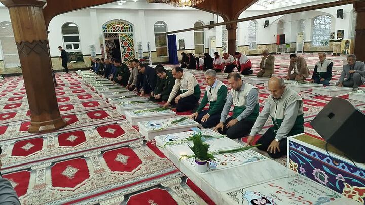 آغاز برنامه‌های دهه کرامت با گلباران مزار شهدا در آستانه