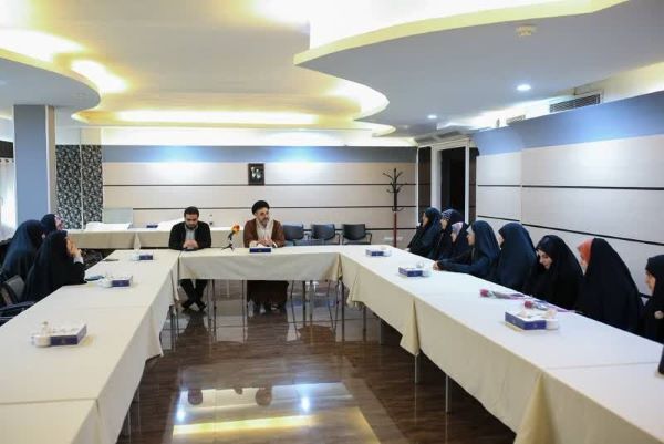 تکریم از خانواده شهدای کانون‌های مساجد همزمان با آغاز دهه کرامت