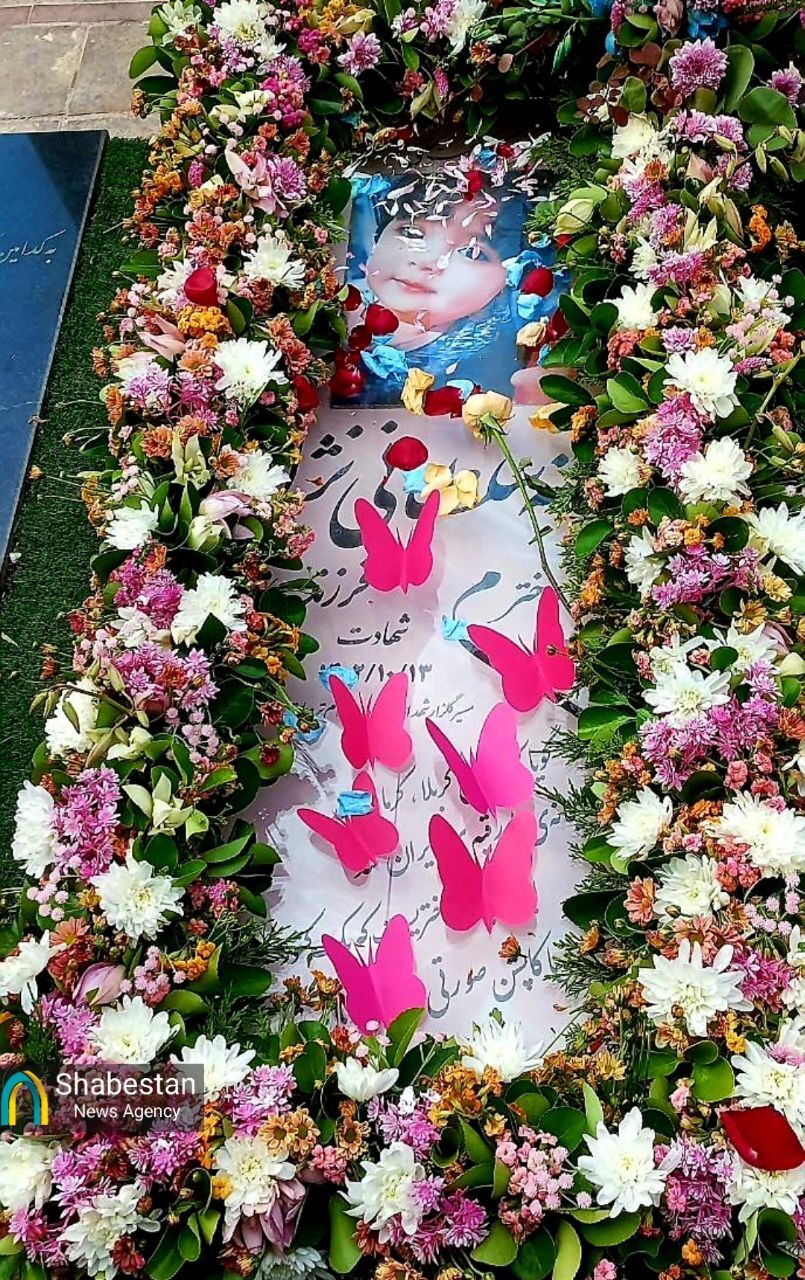مزار دختران شهید حادثه تروریستی کرمان گل‌آرایی شد
