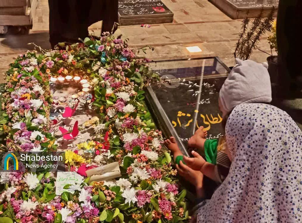 مزار دختران شهید حادثه تروریستی کرمان گل‌آرایی شد