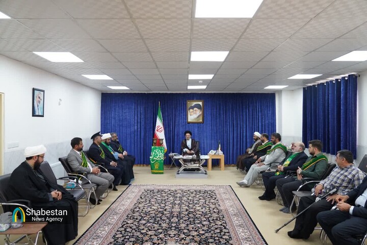 دیدار خادمان حرم حضرت معصومه با نماینده‌ولی فقیه در لرستان