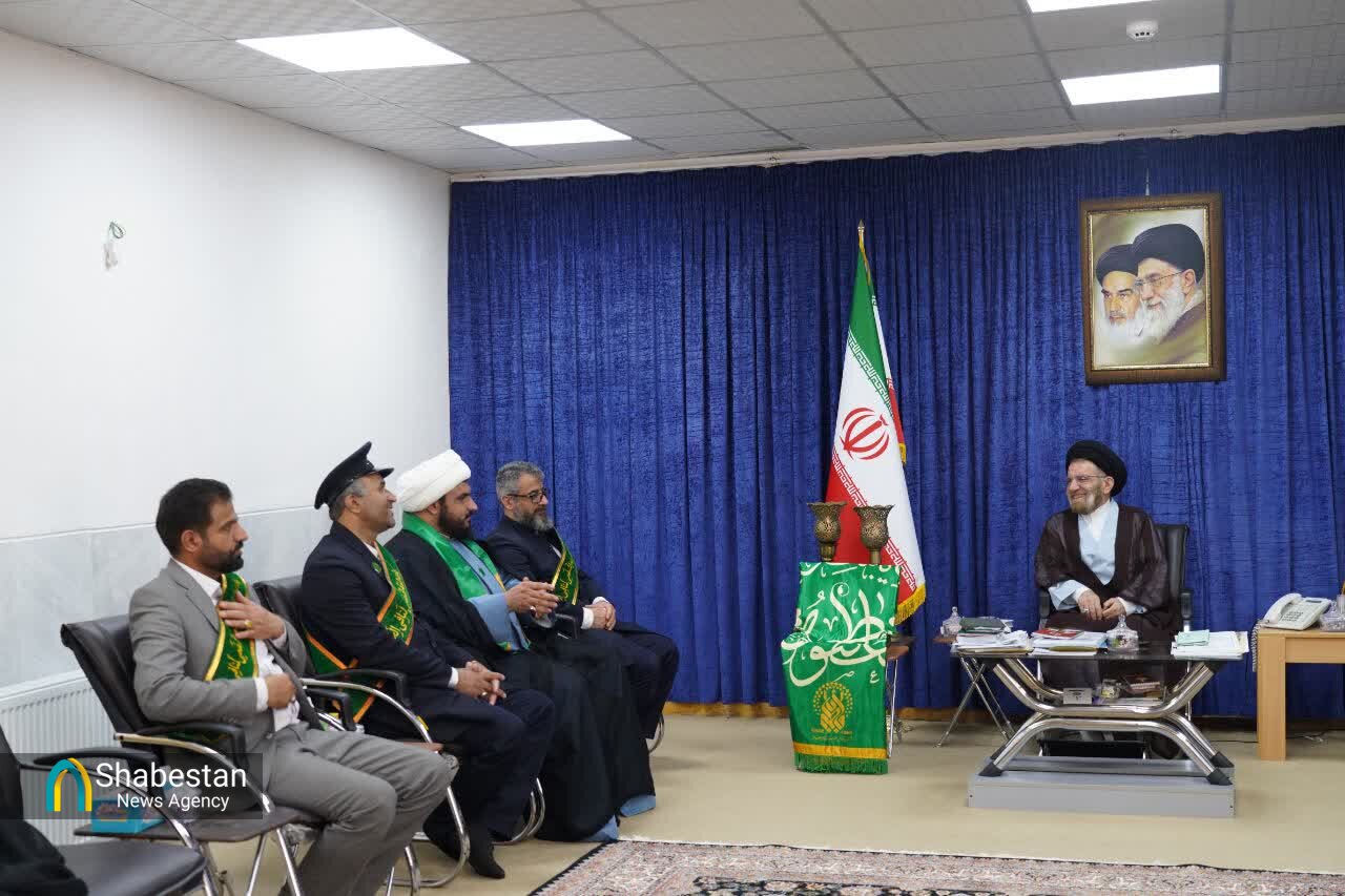 دیدار خادمان حرم حضرت معصومه با نمایندهولی فقیه در لرستان