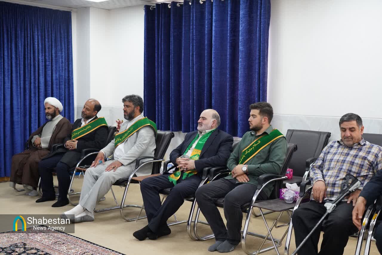 دیدار خادمان حرم حضرت معصومه با نمایندهولی فقیه در لرستان