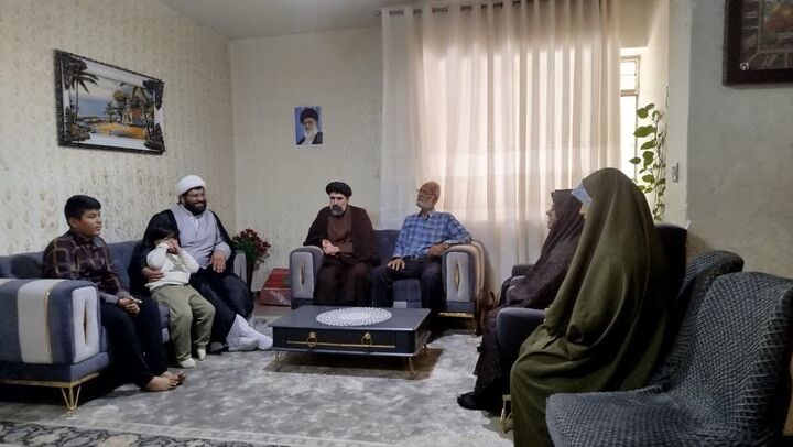 تجلیل مدیر ستاد کانون های فرهنگی و هنری مساجد استان سیستان و بلوچستان از دختر شهید مدافع سلامت