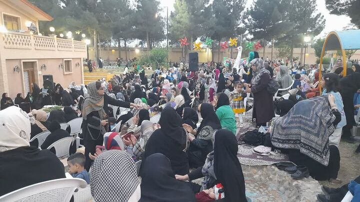  «شادیانه دهه کرامت» با حضور پرشور بانوان در آران و بیدگل برگزار شد