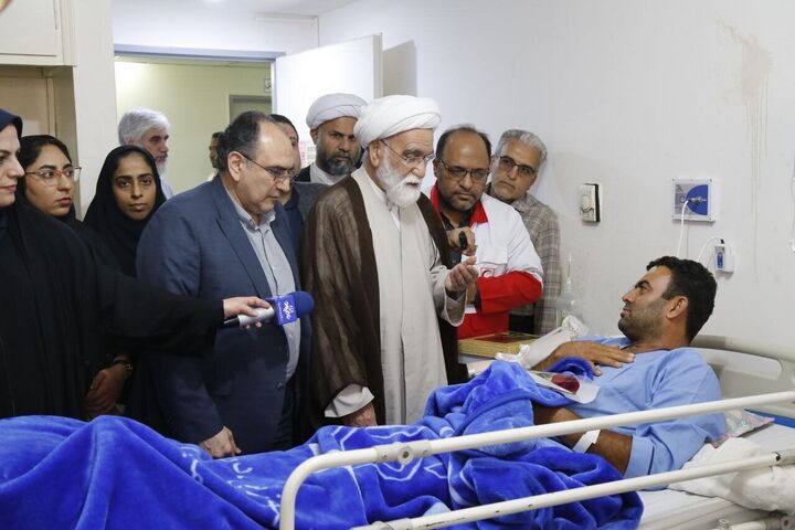 عیادت و دلجویی نماینده ویژه رهبر معظم انقلاب از حادثه‌دیدگان بندر شهیدرجایی