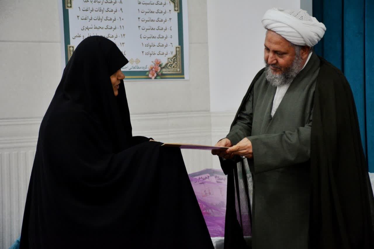 رونمایی از مجموعه ۱۴ جلدی “فرهنگ عمومی” در آران و بیدگل