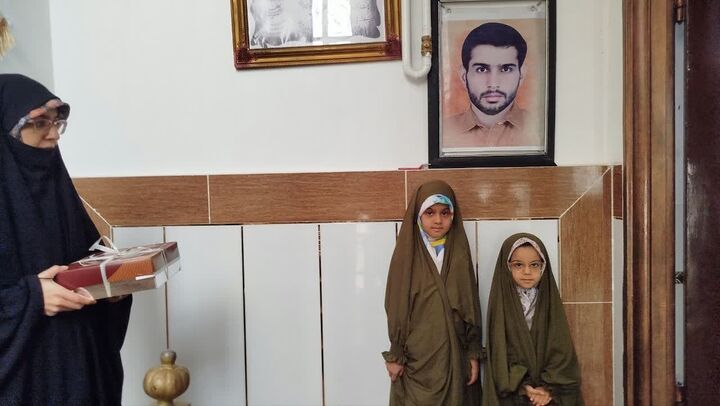 تجلیل مدیر ستاد کانون های فرهنگی و هنری مساجد استان سیستان و بلوچستان از دختران شهید مهدی جهانتیغ